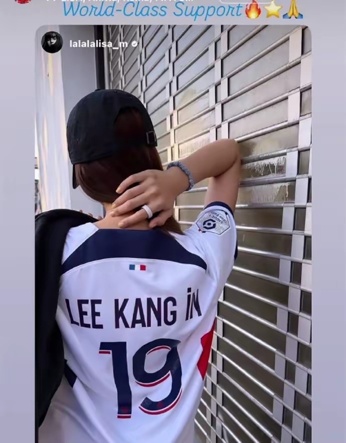 Lisa晒照穿着李刚仁球衣！实则是为支持好闺蜜的男朋友。没错，李刚仁的女友朴相孝