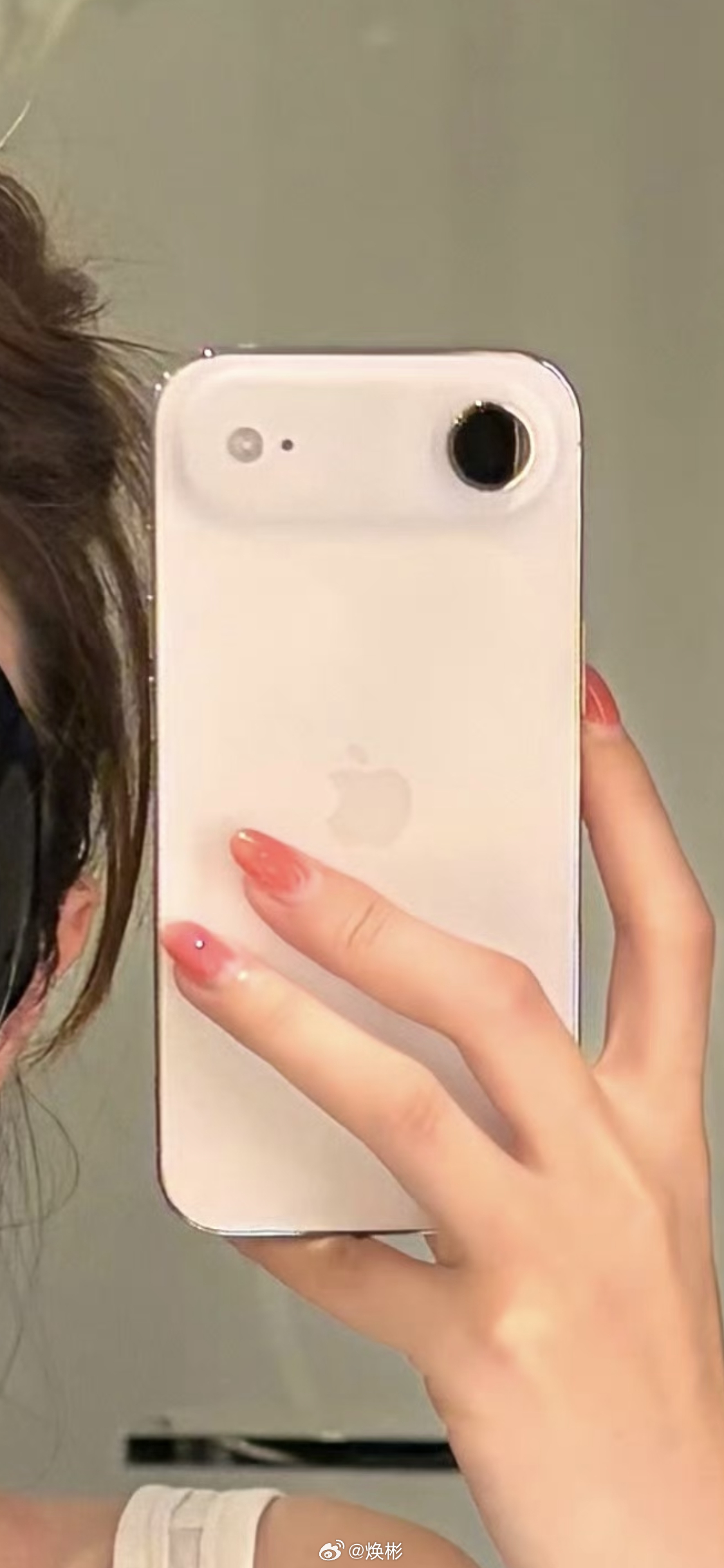 难得刷到一个好看的小姐姐在用iPhone Air！ 