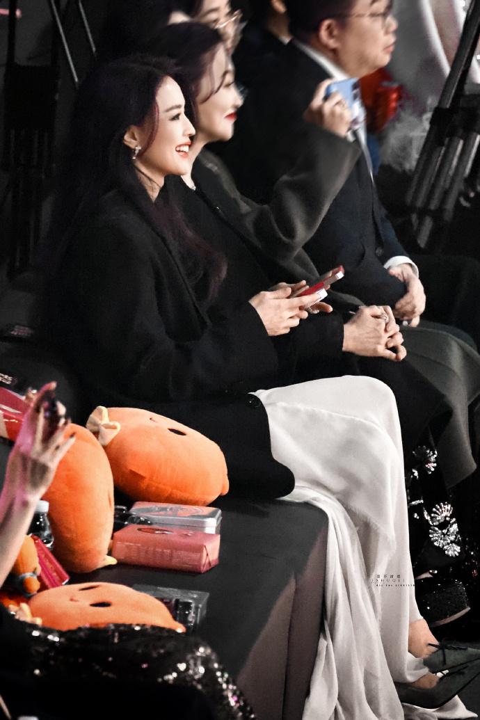 舒淇在微博之夜全程握着的萌趣手机，原来是荣耀与泡泡玛特MOLLY的联名限定款！她