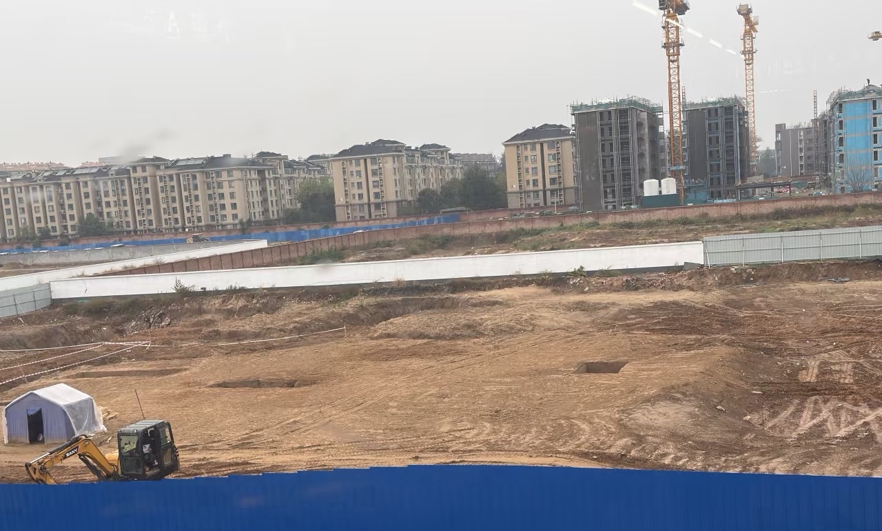 才知道房山广阳城地铁a2出口路口左转走到头，挖出汉代大墓了，原本是盖房子，挖地基