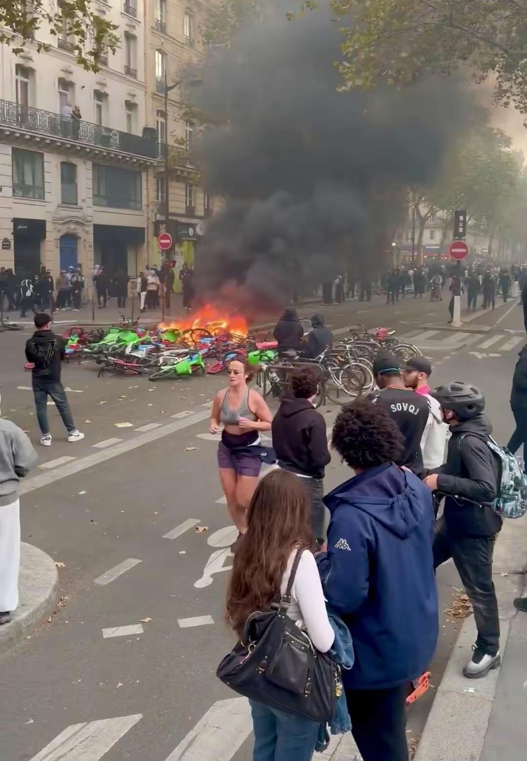 这三个人，火了！

1、她坚持在巴黎街头跑步，哪怕身旁正发生着可怕的一切。
点评
