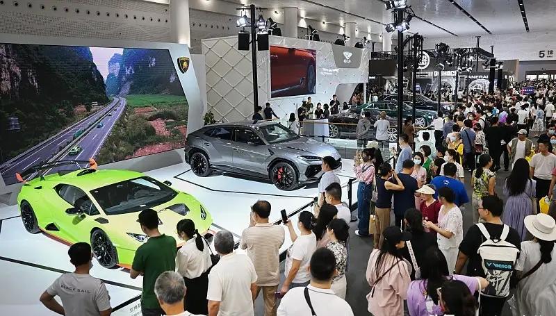 成都车展，不止是一场汽车行业盛会。


展馆之内，是全年西部车市的交锋，海外性能
