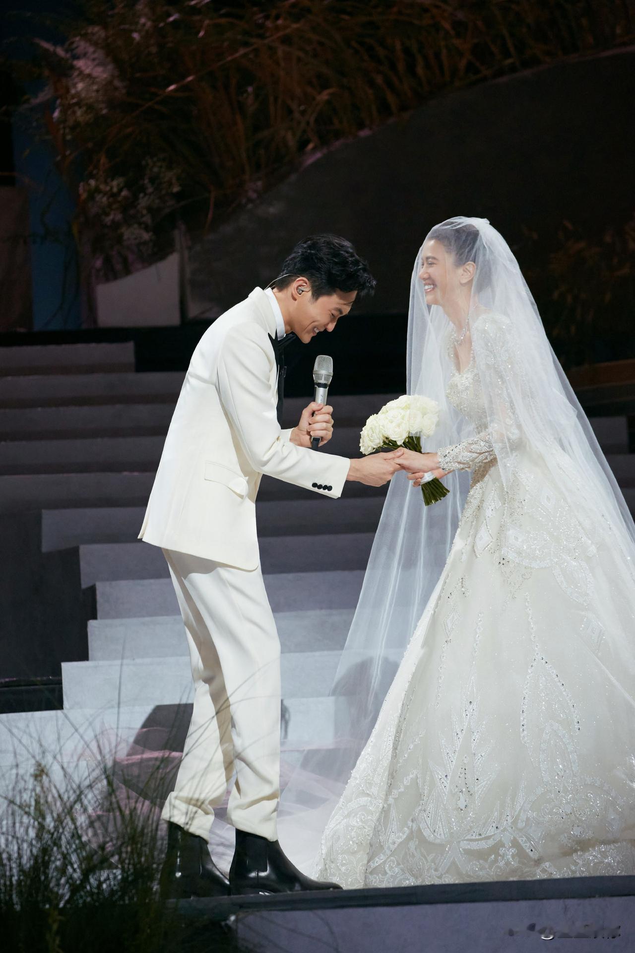 原本挺喜欢张智霖，但现在好感一步步被消耗。近些年反复拿当年婚礼旧事拿来营销，已经