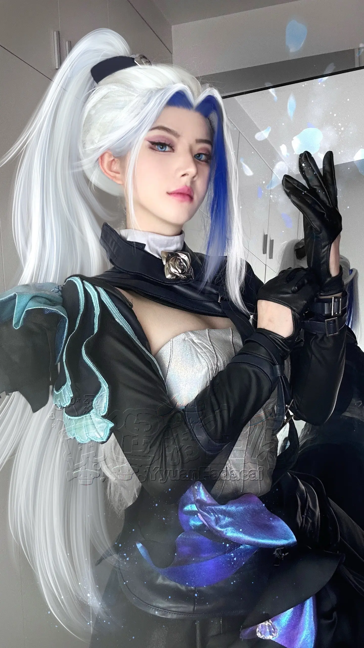 搞不懂为什么要对我一个业余爱好者那么苛刻 一会有人说我p得每张脸不一样一点辨识度都没有 一会说我cos全用一张脸 我就长这样我就算再怎么化妆还是长这样不能百变脸 也不可能出一个人物就去整容 所以只能在妆造神情上下功夫