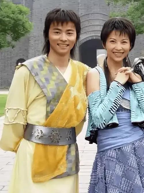 图1是二十年前的张晋和蔡少芬，那时的张晋还是一个小配角，而蔡少芬却是当红女明星！