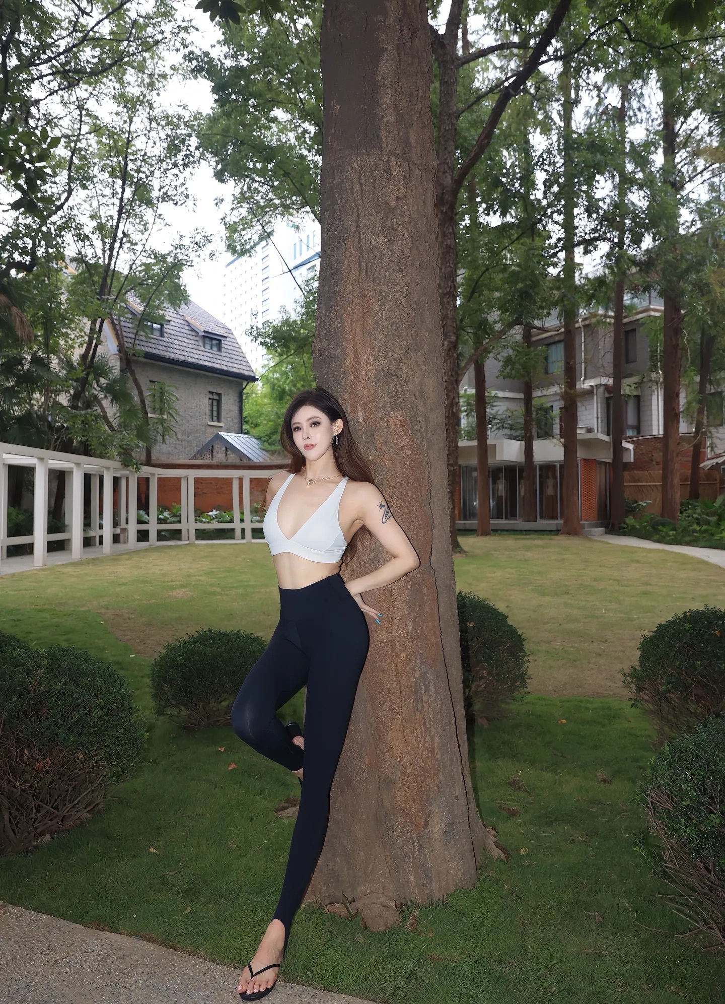 健身要适度，爱我要加速。拍照姿势ootd穿搭 运动穿搭美女 瑜伽情绪leo ​​