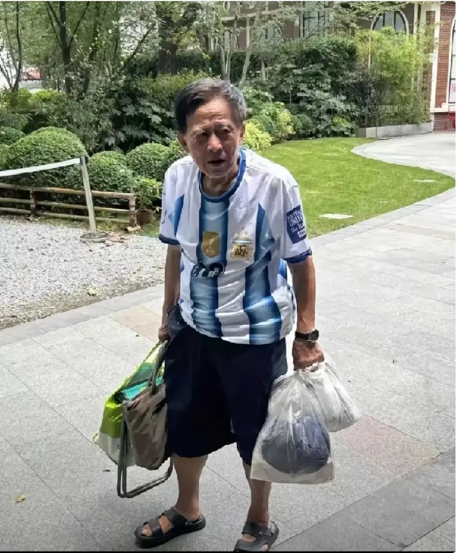 论财富，建工爷叔算不上有钱人，你看他住的那个房子，破烂不堪，经适房还有贷款；但是