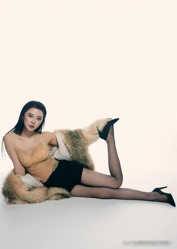 176cm的亚姐冠军吴丹，竟然把这身黑丝皮草穿出了“杀气”！
 
当年的吴丹，是