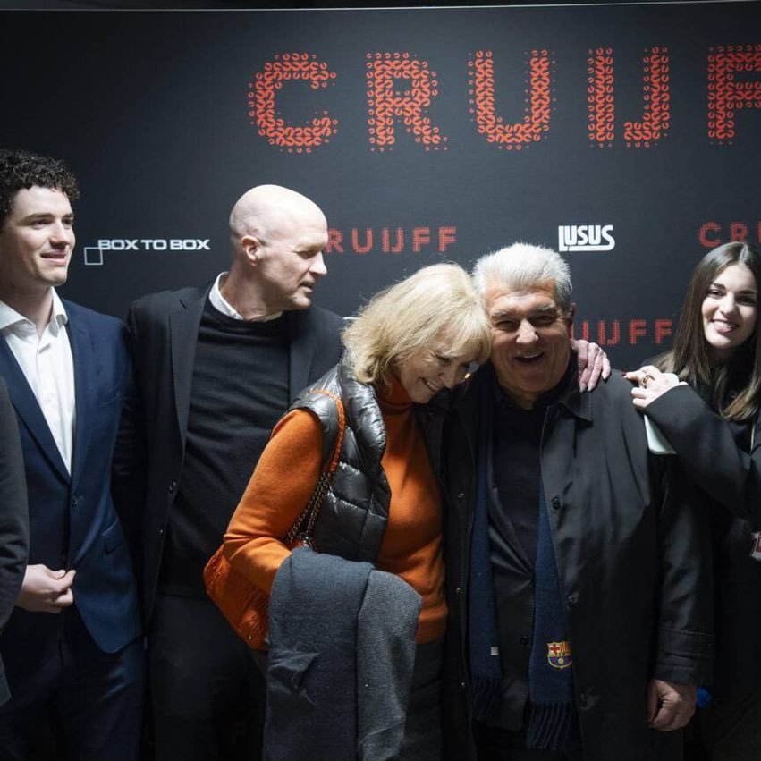 拉波尔塔昨天与约尔迪·克鲁伊夫一同出席了克鲁伊夫电影的首映式。巴萨至死不渝红蓝魂