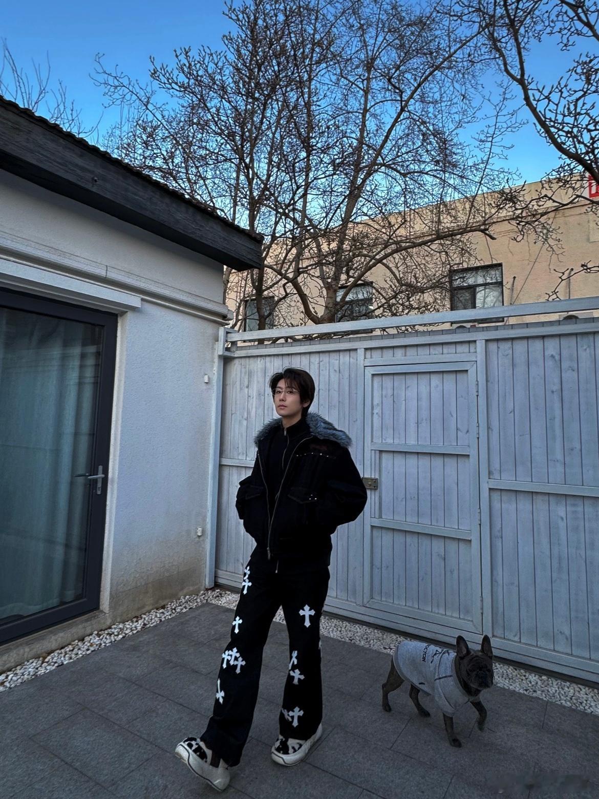 崔雨鑫在三亚续写炽热被崔雨鑫的散装海南话笑晕 是谁在海南偶遇崔雨鑫，一身蓝色系l