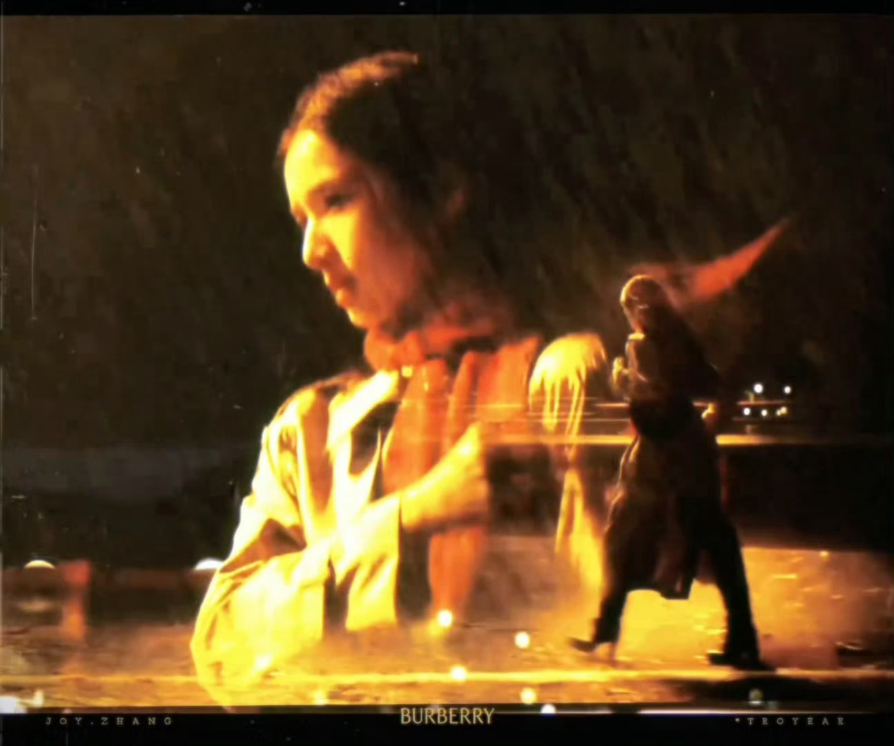 张婧仪饭制神图丨雨夜 风衣 疾行的女人…📹 ​​​