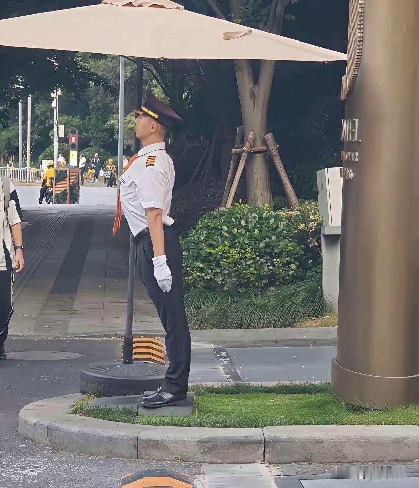 哇塞，这样的保安，月薪5000，年底再评个优秀员工，不过分吧？