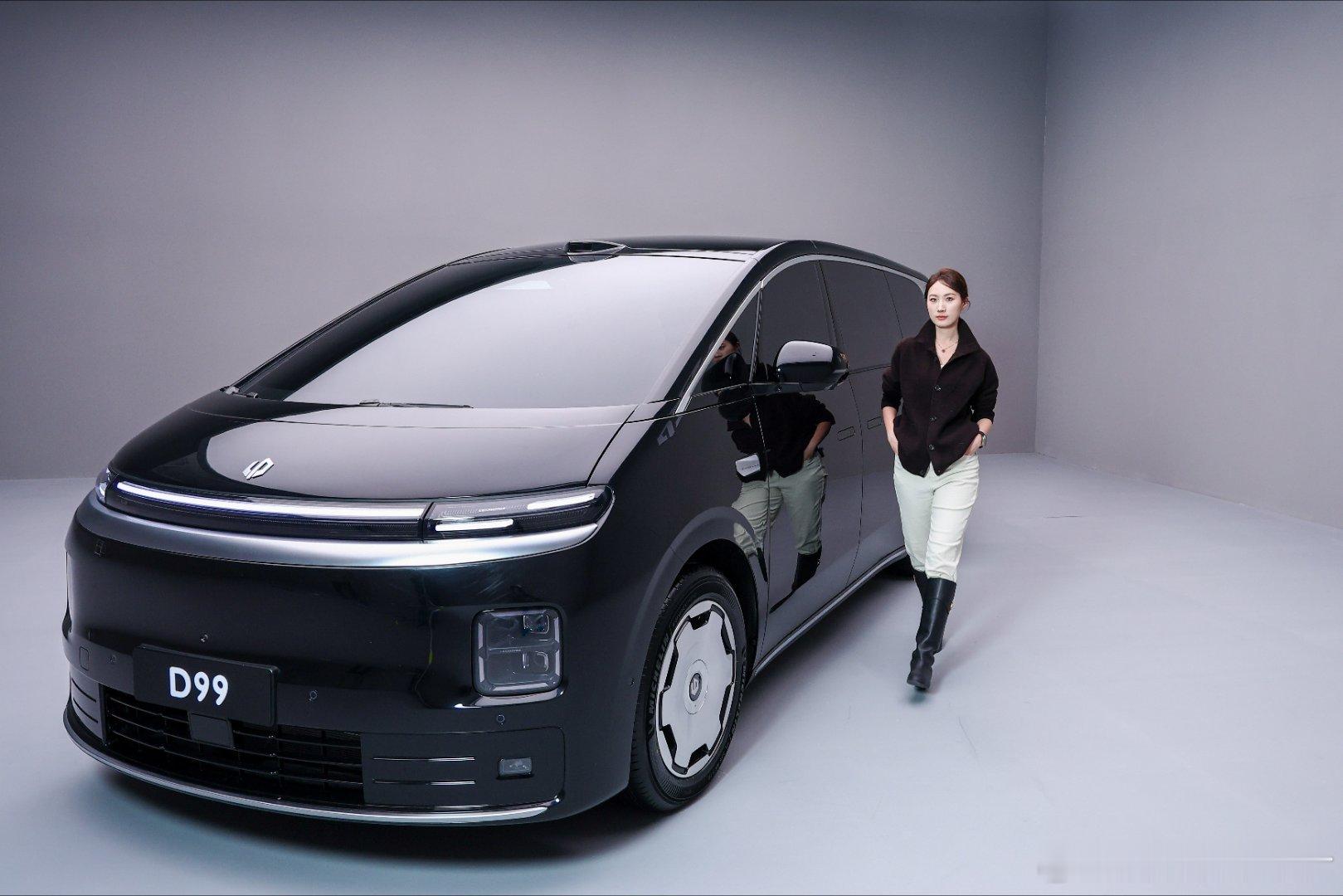 上次的神秘发财车解密啦是零跑旗舰MPV 零跑D99 实车尺寸很大 未来感和现代感