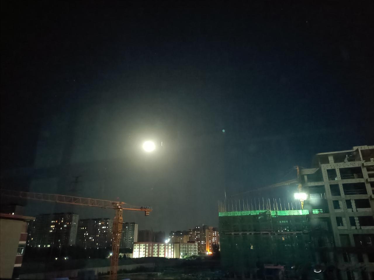 大家看看，今晚天上的月亮真圆啊！这是不是预示着樊振东今晚的半决赛旗开得胜，成绩圆