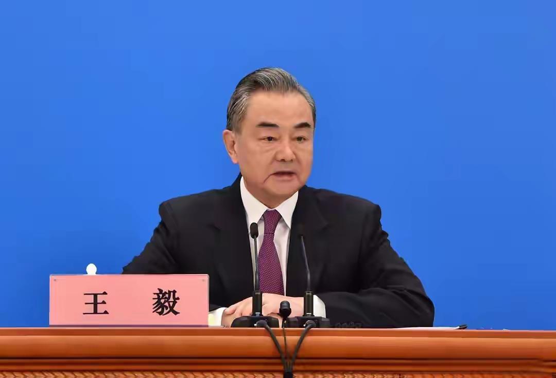 如今的中国早已挺起脊梁，14亿国人的民族底气，容不得任何人对殖民侵略的历史胡言乱