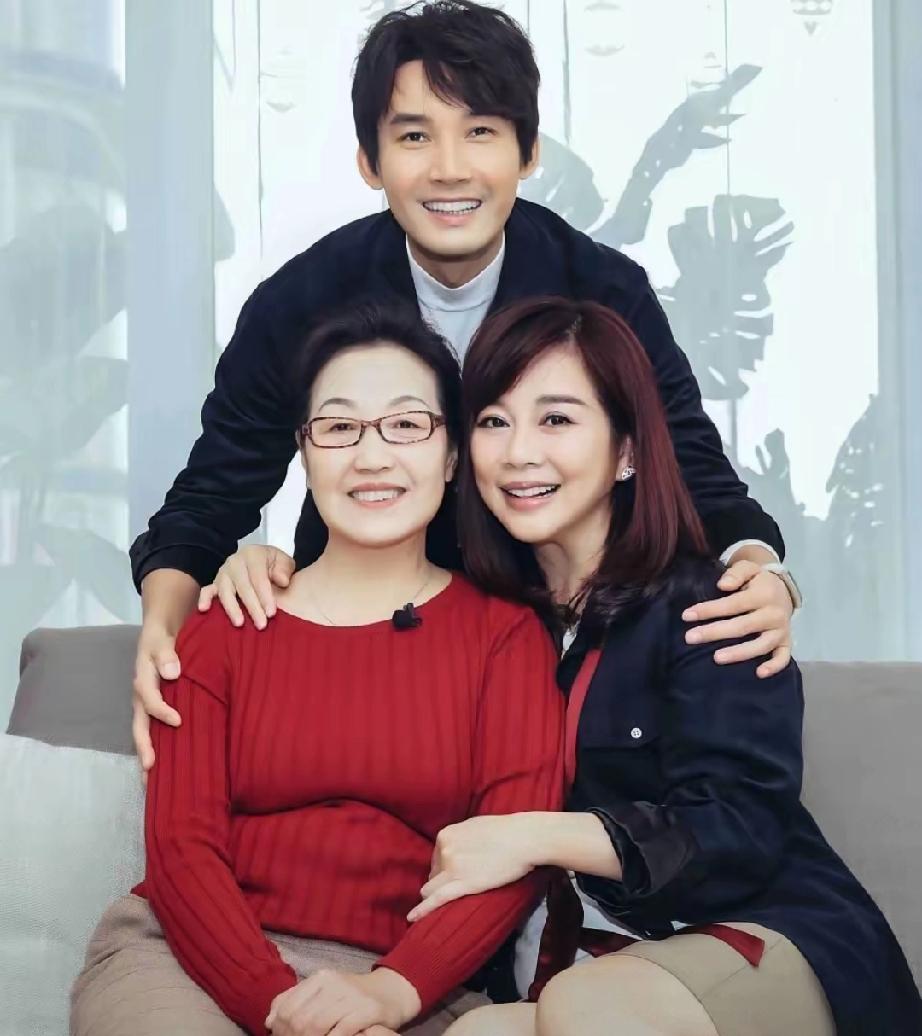 55岁陈松伶近况大揭秘！这位曾经的TVB收视女王，人生如戏般跌宕起伏，如今活得愈