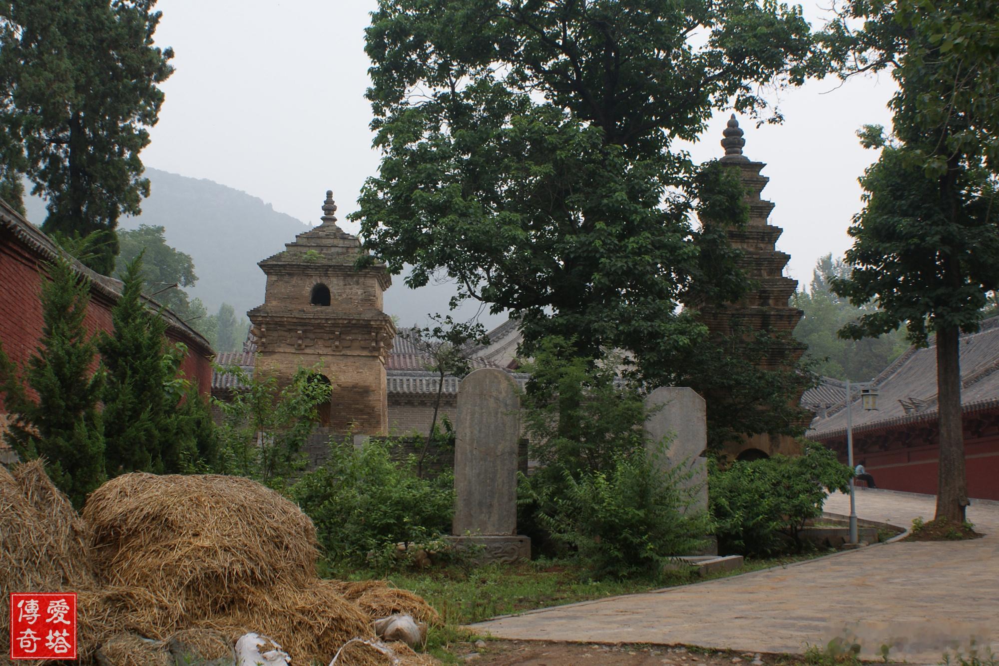 八月十五题记（11），河南登封少林寺常住院的西院有两座砖塔，都是建于北宋元祐二年