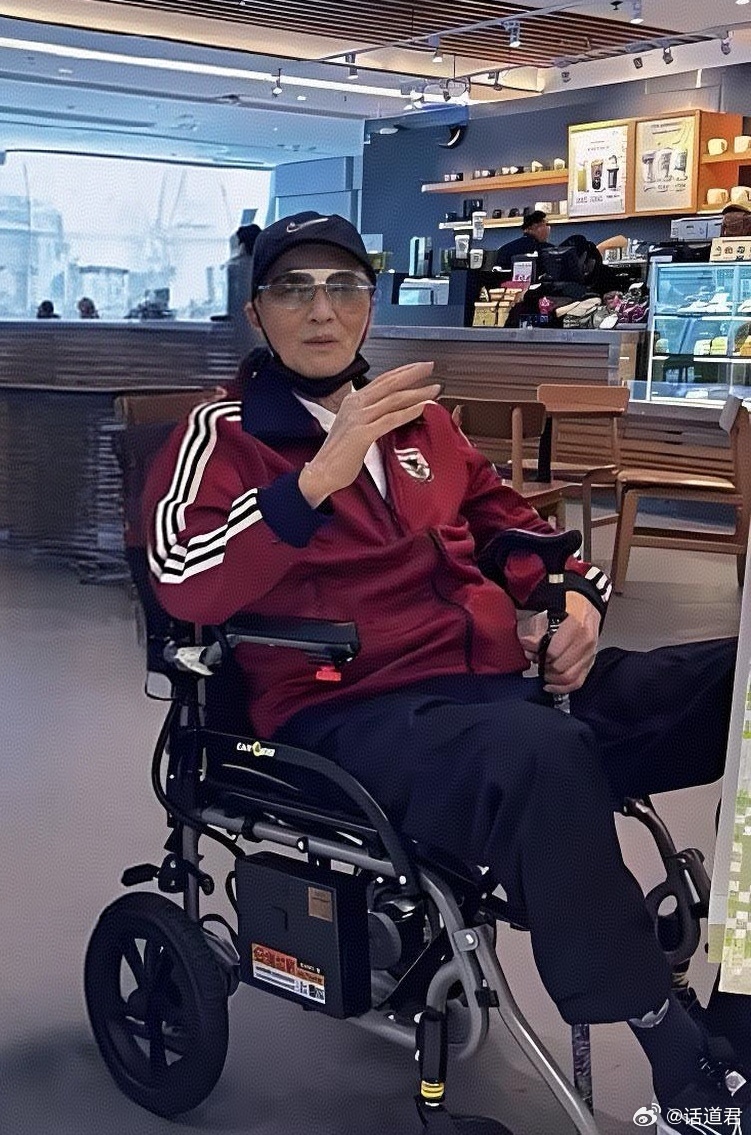香港黑白片的男主角落幕了。谢贤离世享年89岁，谢霆锋急返港演唱会恐推迟一代红星「