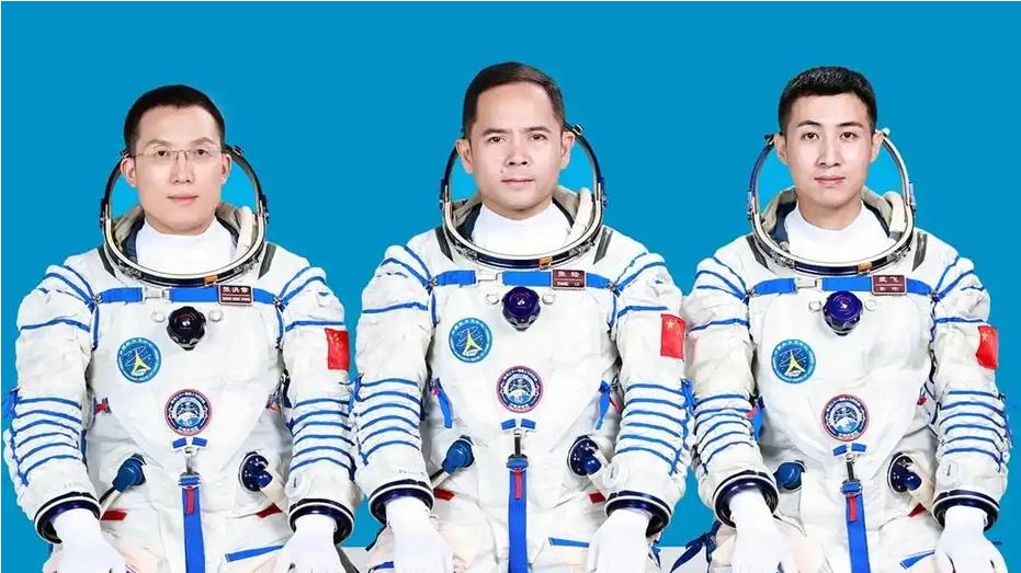 上联：脚丈山河大地
下联：心系黎民百姓
下联：胸怀星月太空