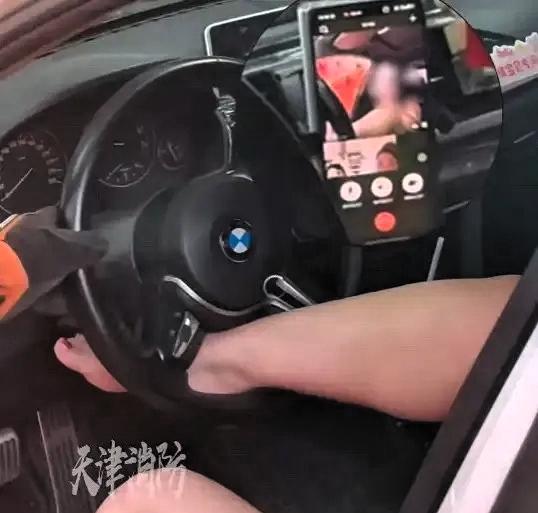 一名女子在私家车内休息时，一时放松将脚搭在方向盘上，没想到脚部不慎滑落，死死卡在
