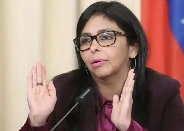 委内瑞拉代总统罗德里格斯，衣着方面挺讲究的。
尤其是她身上衣服的颜色，变化挺多的