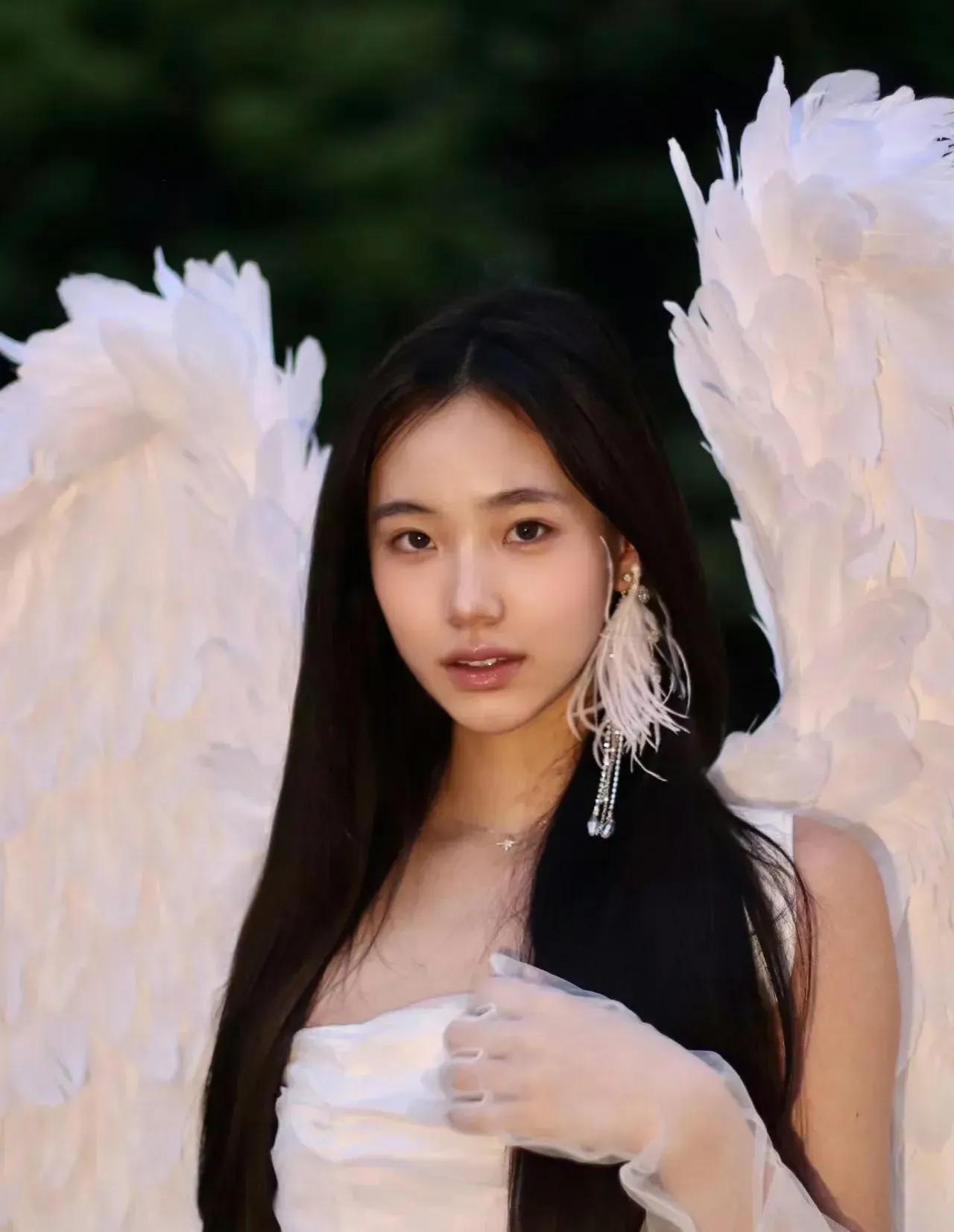 小S二女儿万圣节cos林志玲，网友：不要诋毁我女神，明明像小S舞蹈老师！

11