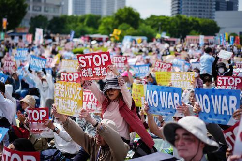 日本首相高市早苗再掀修宪狂潮！5月3日公然鼓噪修改和平宪法，不仅在野党集体发声反