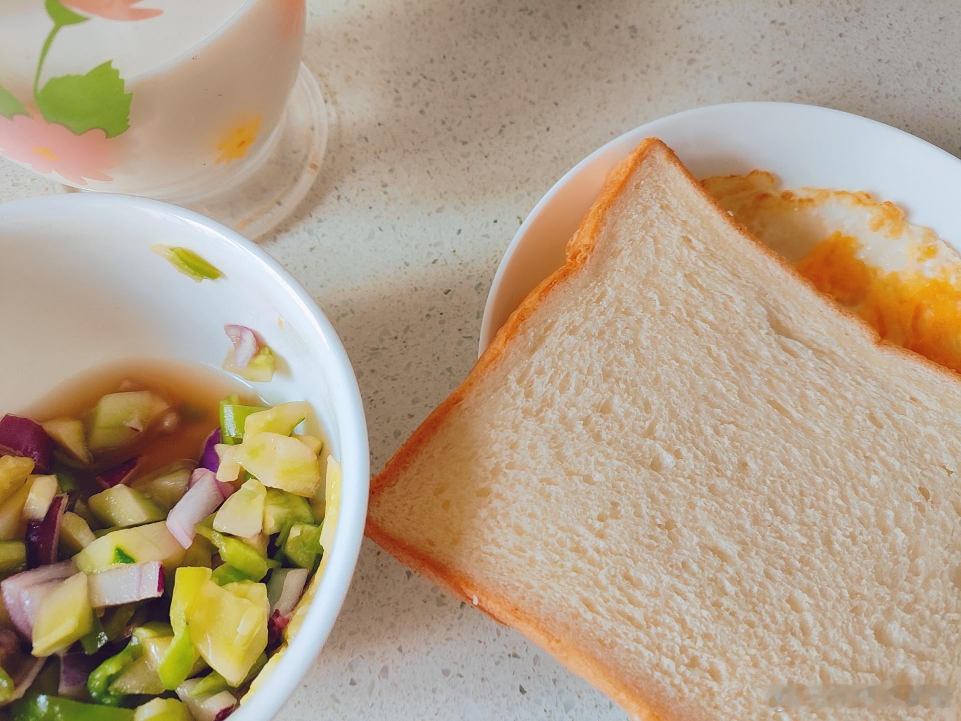 中西合璧式早餐面包牛奶加凉拌小菜迎接秋天 