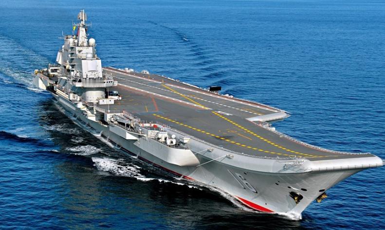 双航母剑出南海。
刚才看到消息：辽宁舰4月20日，穿过台湾海峡向南疾进；号称航空