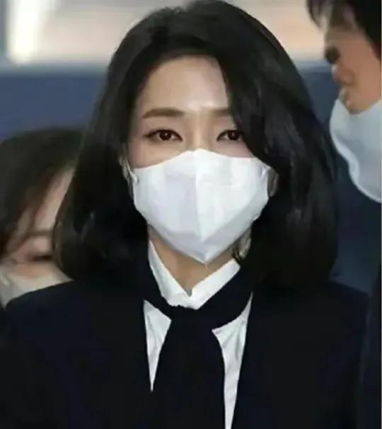 二审加重金建希刑期仅一周，韩国主审法官凌晨离奇坠亡

今天（5月6日）凌晨，韩国