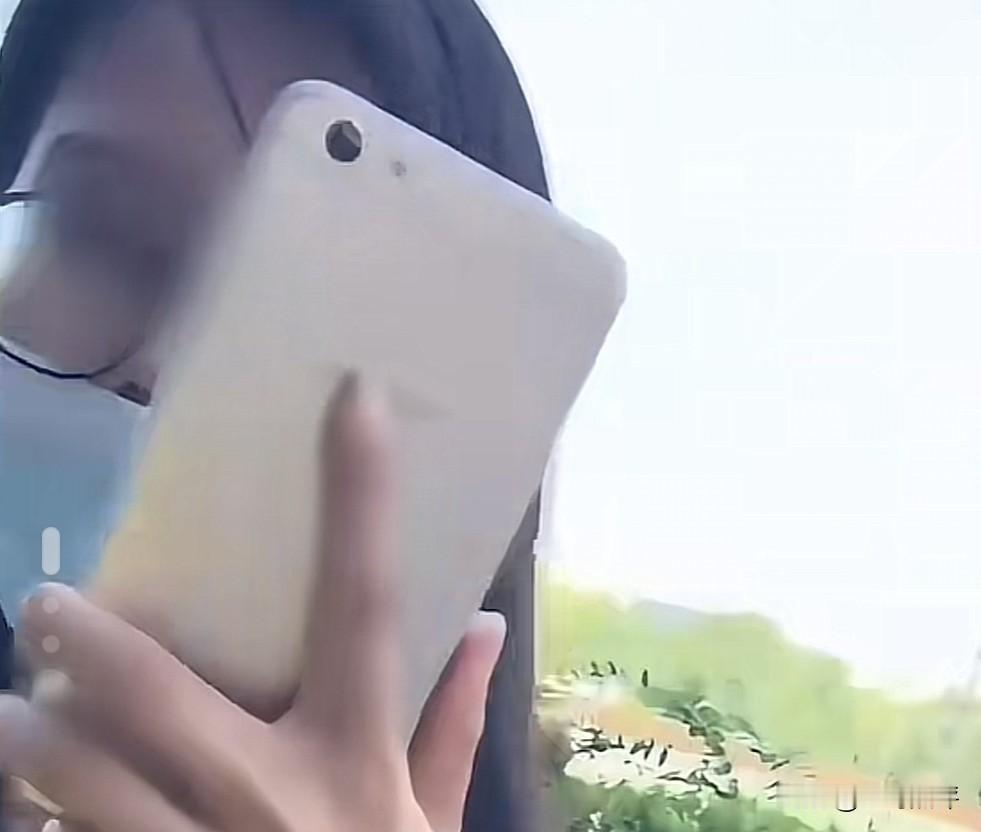 哎，你之前不是挺嚣张的吗，警察来了你咋怂了？8月4日在山东东营，一外卖小哥将电动