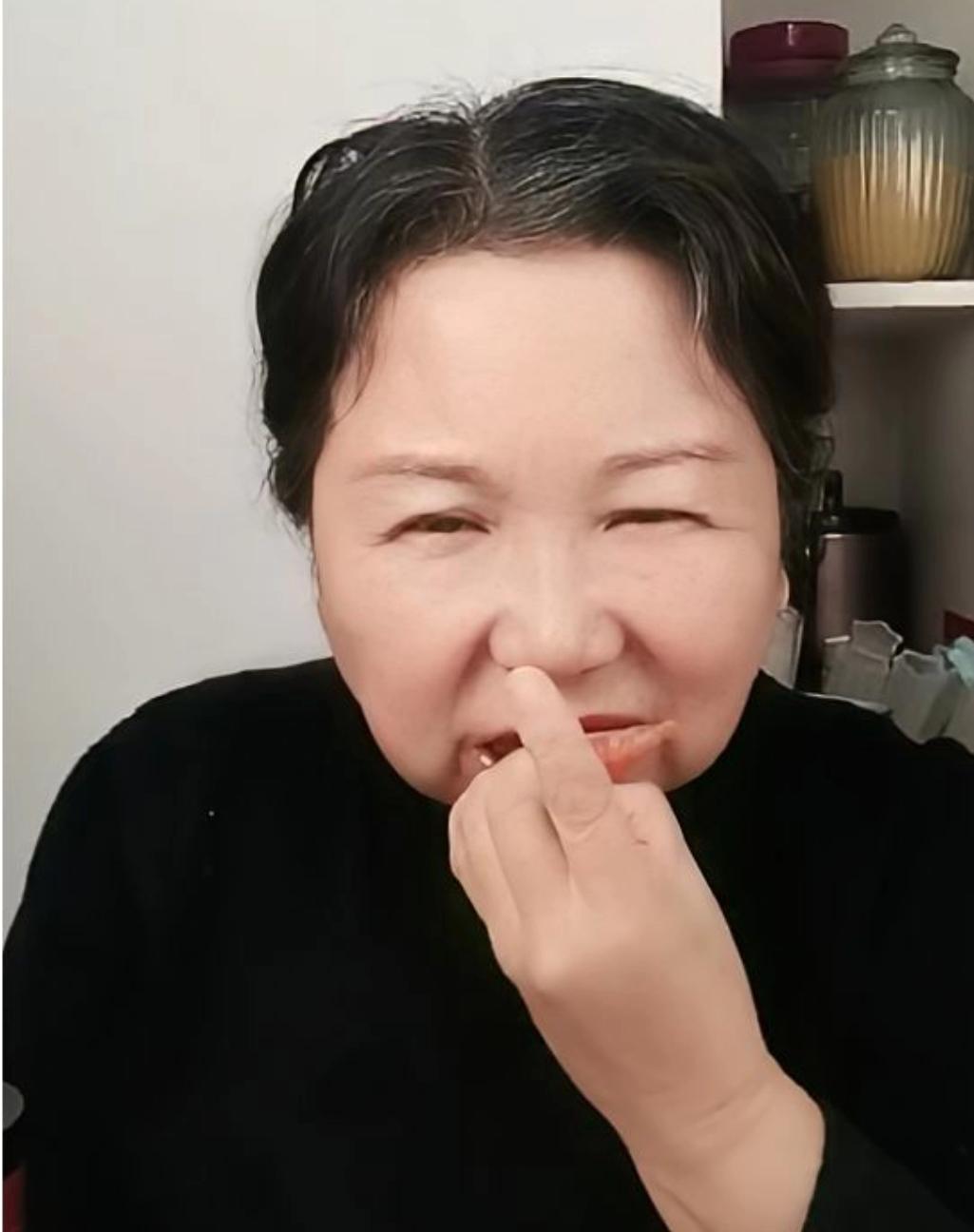 28里的“笔名”争议！
他大娘一句“杜萍是我的笔名”，听着没毛病，细想全是疑点。