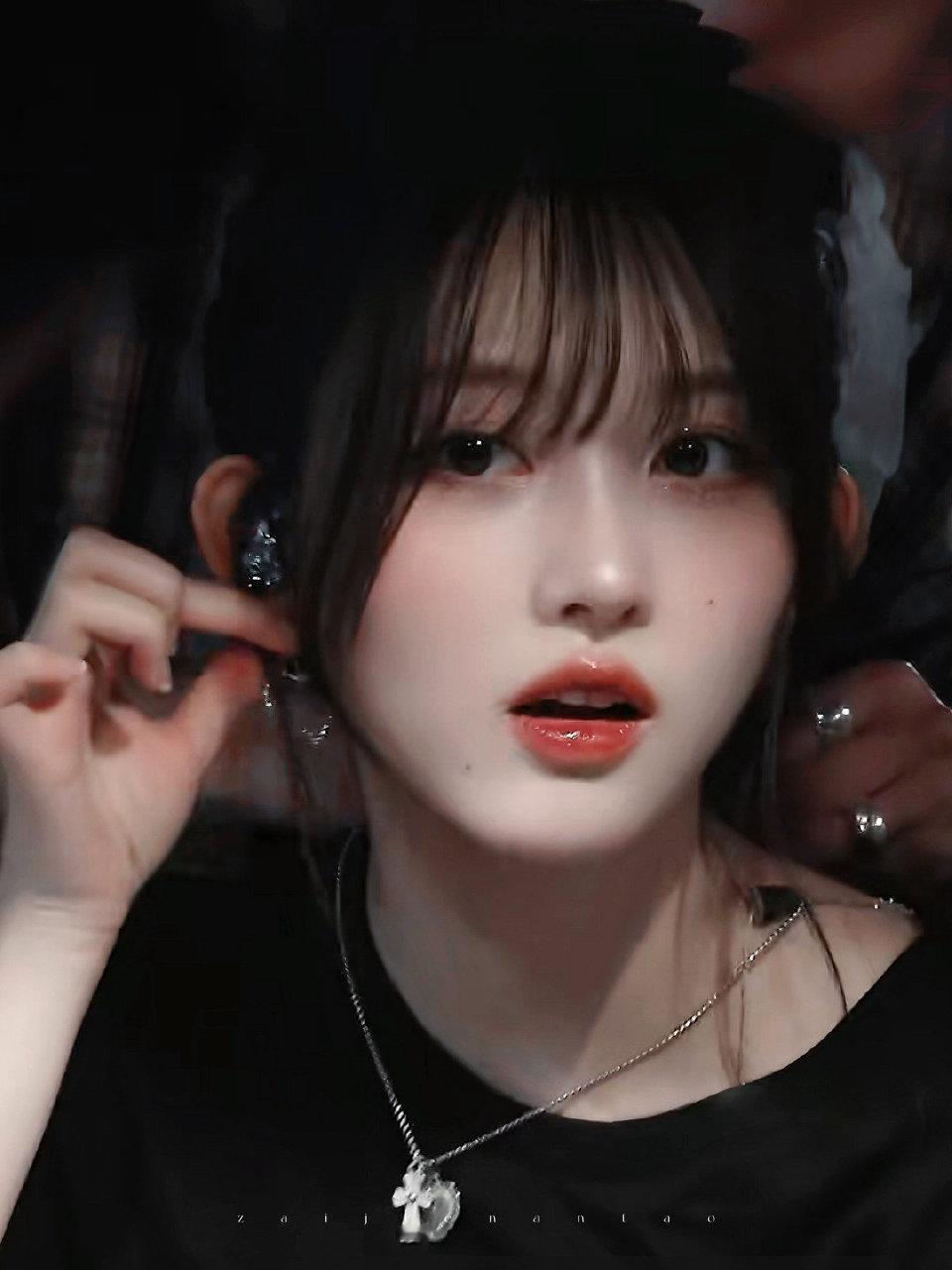 【金秋天】眼含秋水词意如下 