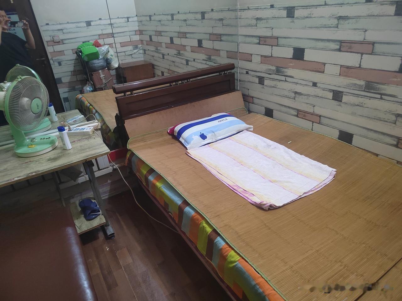 住淄博张店东博旅馆步行街店，这体验简直糟透了！凉席上全是污渍和灰尘，毛巾被还有黑