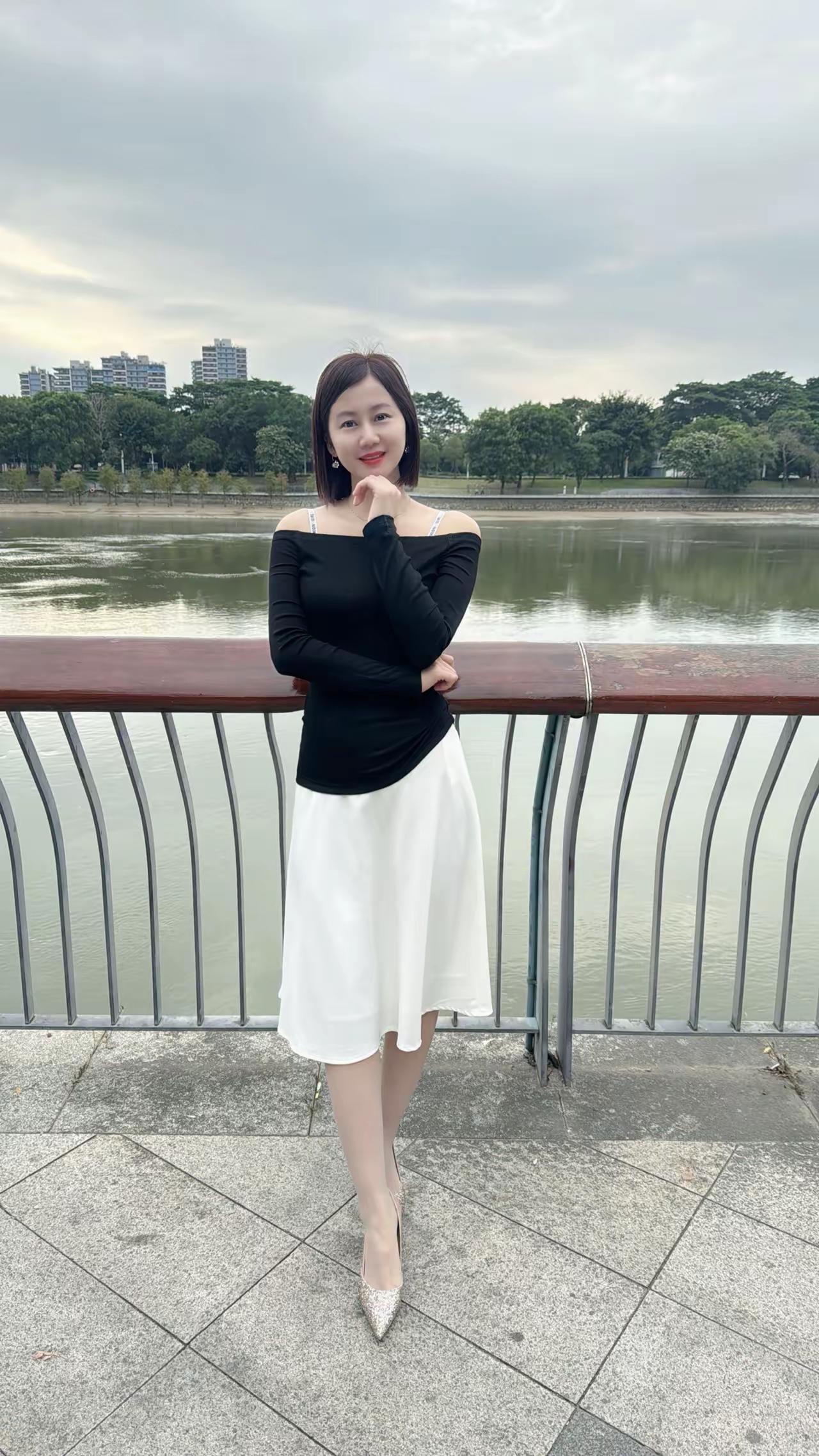 优雅黑裙与白裙的完美搭配，湖边漫步的时尚穿搭