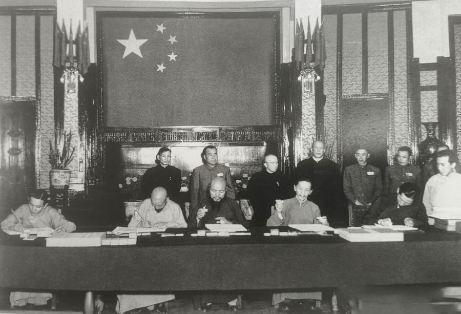 1951年5月23日，《十七条协议》签字仪式。
一排左起：桑颇·登增顿珠、土登列
