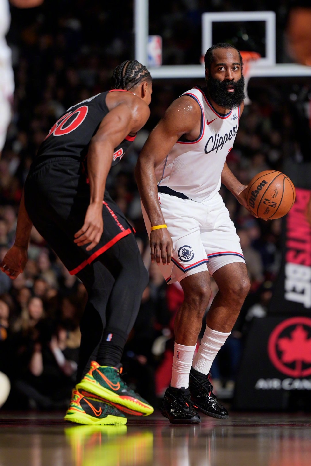 快船战胜猛龙快船vs猛龙 NBA常规赛，快船客场121-117战胜猛龙，取得五连