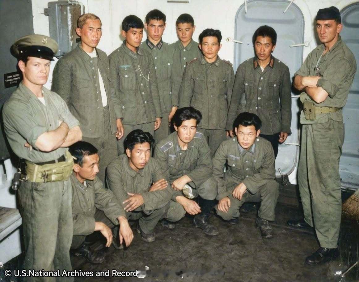 照片中的历史[超话] 1944年6月诺曼地登陆之后,被盟军俘虏的亚裔德国国防军士
