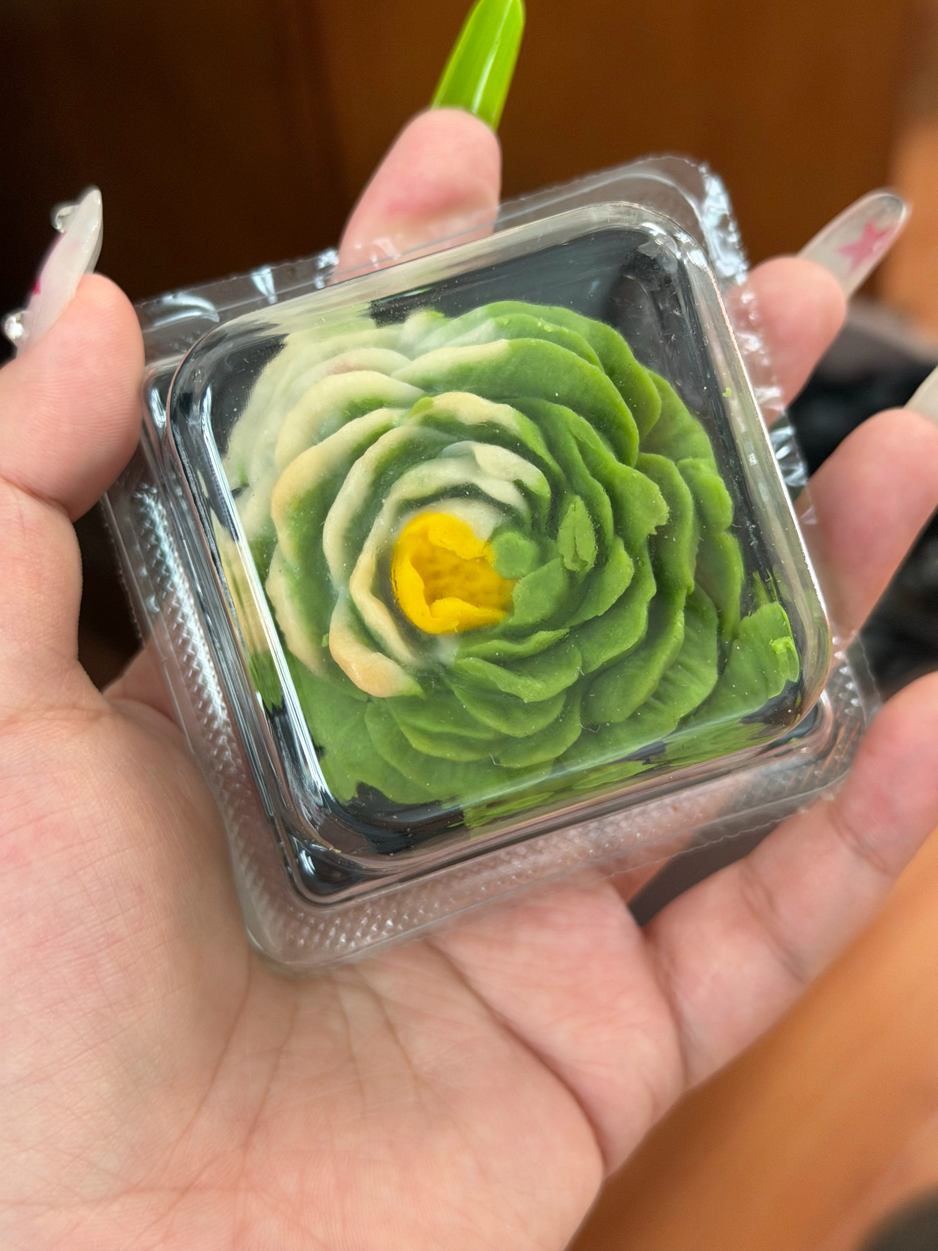 有个同事妹妹上周出去玩了 回来给大家都带了礼物 哎哟好漂亮的牡丹酥🤏🏻 