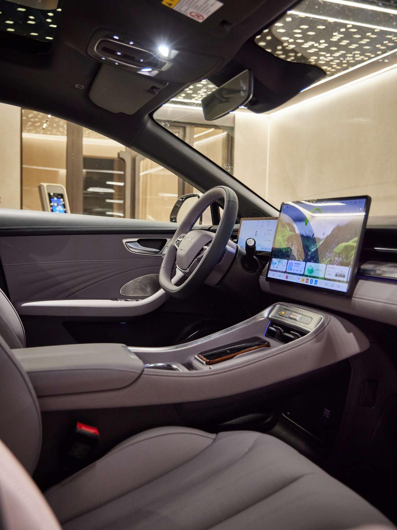 早上刷到那个“伤肝的十个习惯”，好家伙，熬夜、吃外卖、久坐不动……我差点以为是在