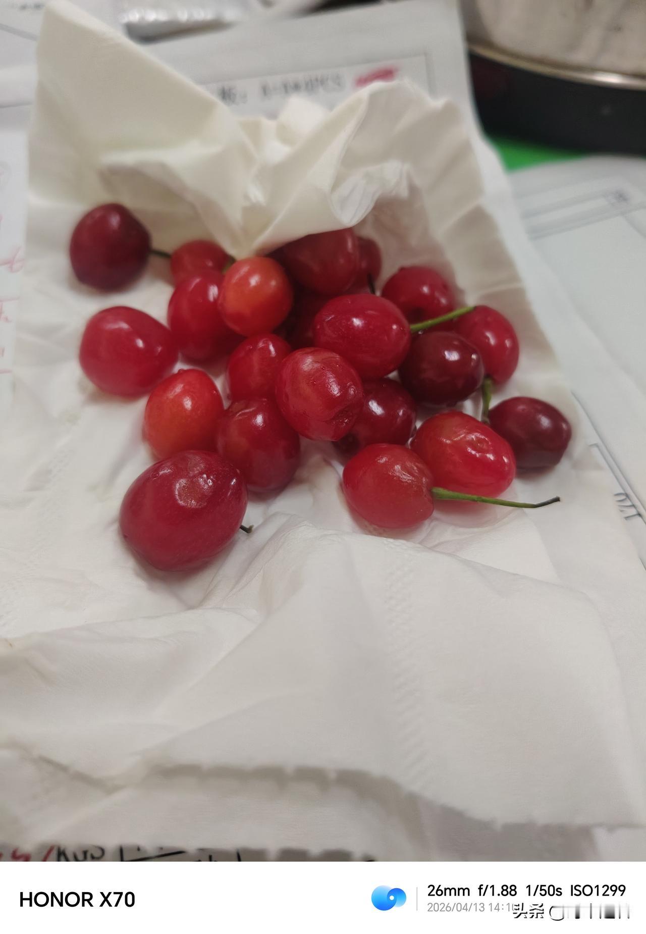 捧杀的樱桃！

中午过去工程课找产品。
我本来是悄无声息的从后门进去的。
但在寻