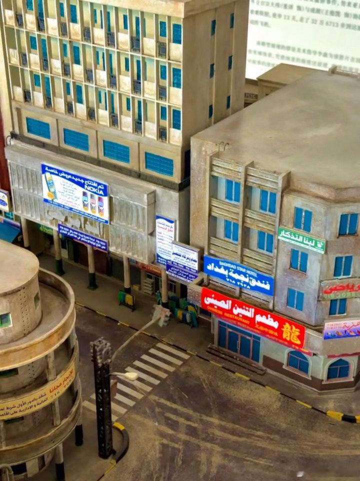 龙餐馆微缩模型龙餐馆实景模型 方寸微缩世界还原完整餐馆街区，剧组美术审美与工艺双