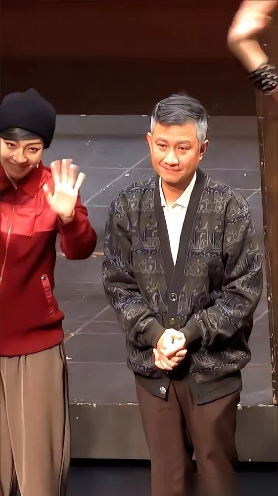 曾是顶流，如今饭局上给女老板倒酒赔笑，你敢信？
 
他低头哈腰，手上熟练接过酒瓶