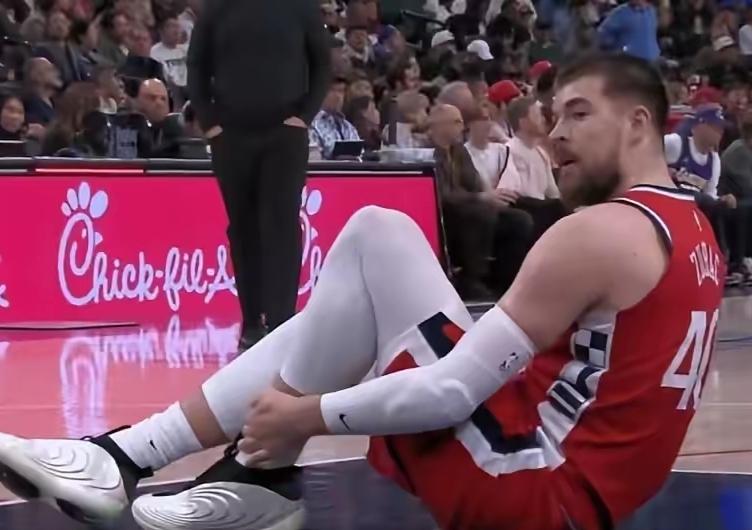 破案了，原来祖巴茨才是快船连败“罪魁祸首”
今天阿祖因伤缺阵，本以为快船半场就得