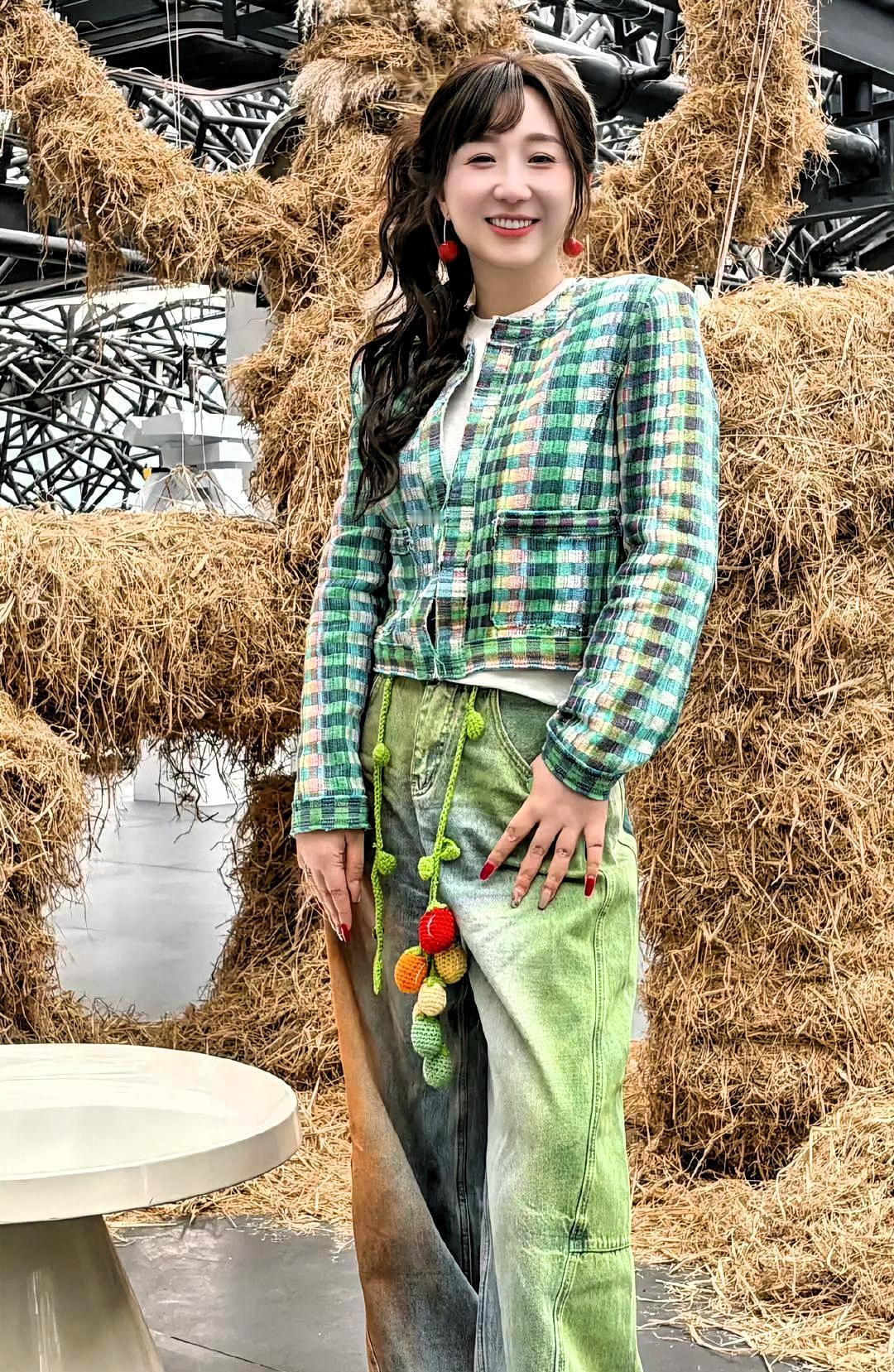 傅首尔发了一句感慨：“混乱和过载带来的狼狈要比失去难受太多，请勇敢失去。”

全