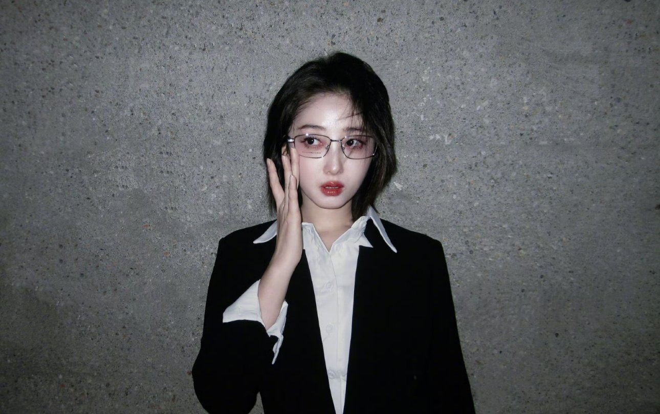 哇哦，蒋梦婕御姐风哦！飒飒飒～戴眼镜太帅了