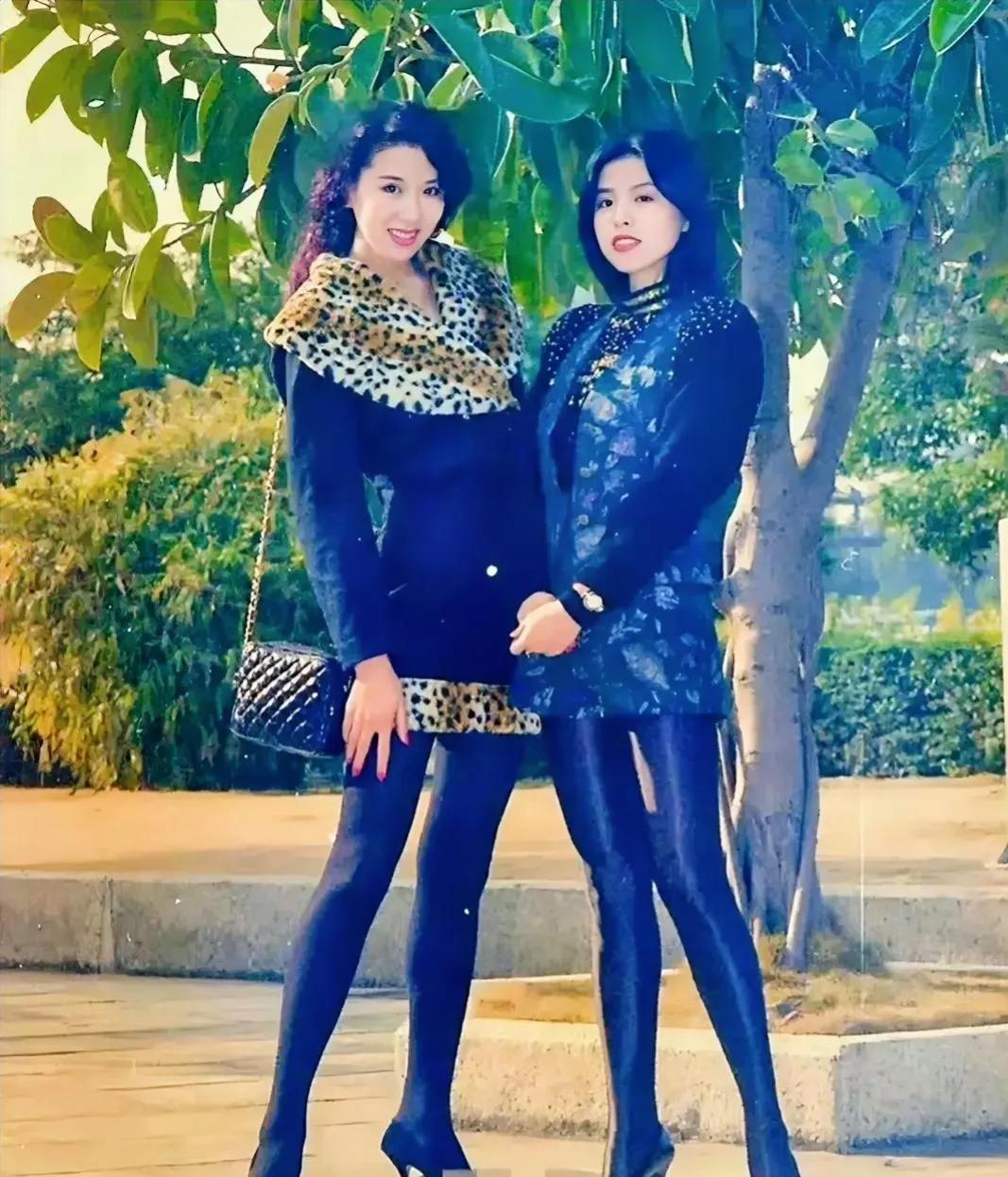 90年代，深圳街头，两名打扮时髦的女孩，照片上的女孩颜值太高了，你看她修长的身材