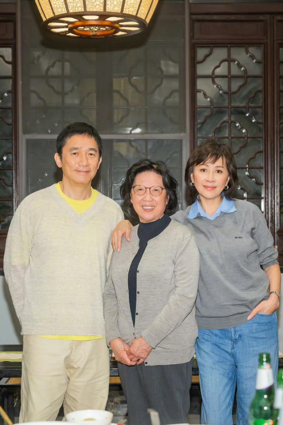 刘嘉玲带梁朝伟回苏州老家刘嘉玲携梁朝伟返乡苏州，与师友叙旧合影，二人状态好好