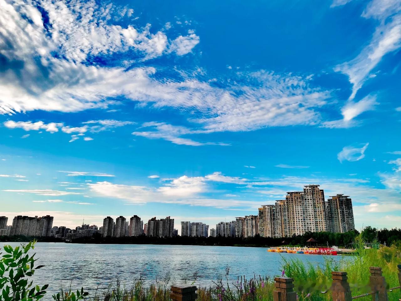 一一天空湛蓝

一一白云飘过

一一夕阳斜照水

一一天空映霞彩

一一【原创摄