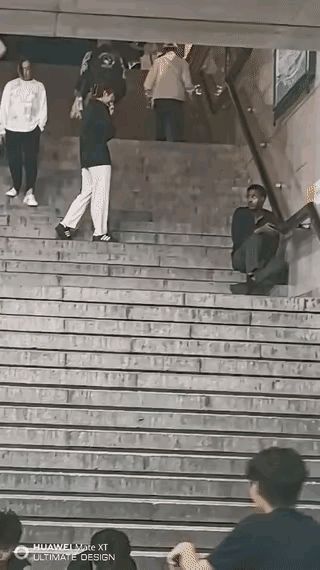 一名年轻女子竟然主动凑到黑哥面前加他的手机微信号。成功加到黑哥的微信号后，女子看